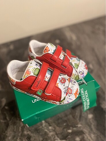 25 Beden Benetton kırmızı çocuk ayakkabı kız ve erkek içinde olur