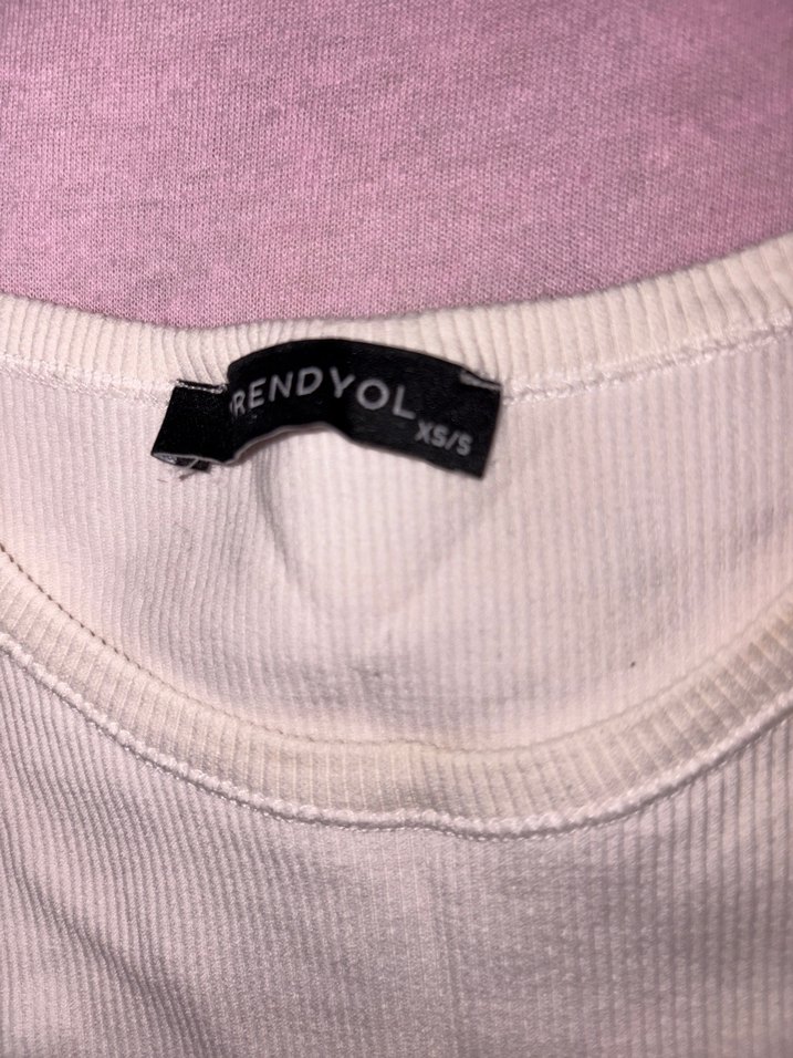 Beyaz Yüksek Yaka Kolsuz Spor Üst - Görsel 3