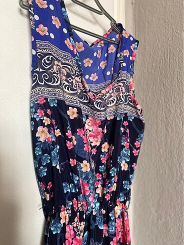 Çiçekli diz kapağına gelen elbise - Görsel 2