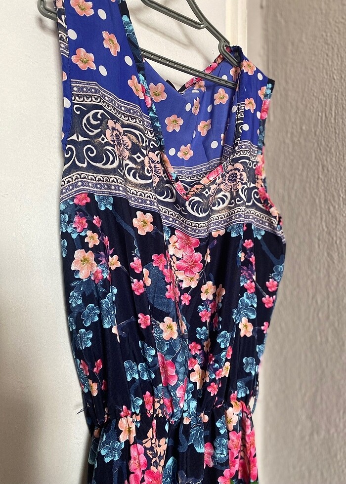 Çiçekli diz kapağına gelen elbise - Görsel 2