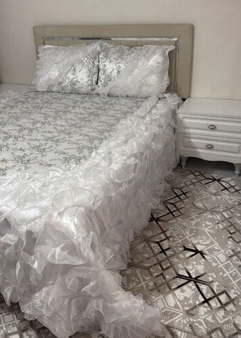 Gri Nakışlı Beyaz Yatak Örtüsü - Görsel 2