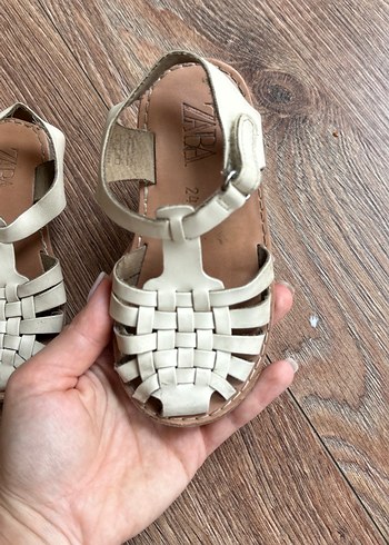 24 Beden Kızlar için Beyaz Tokalı Sandalet