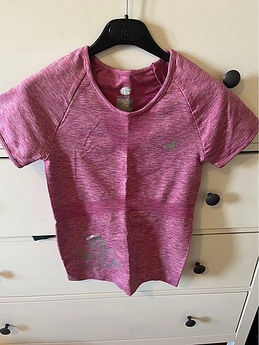 Pembe spor üstü