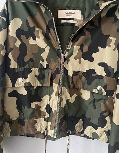 Pull and Bear Kamuflaj desenli yağmurluk