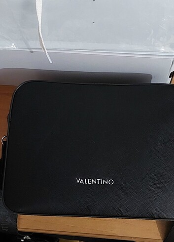 Valentino canta unisex