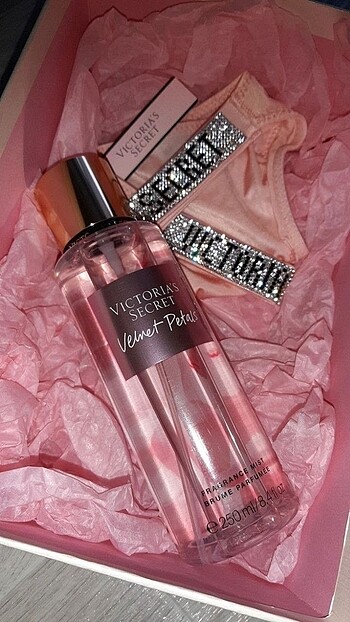 VICTORIAS SECRET VELVET PETALS