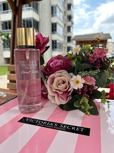 VICTORIAS SECRET VELVET PETALS