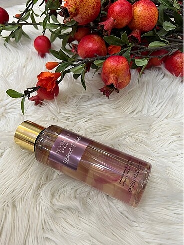 VICTORIAS SECRET VELVET PETALS