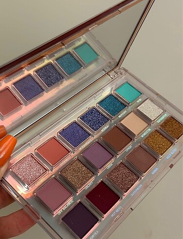  Beden HUDA BEAUTY FAR PALETİ