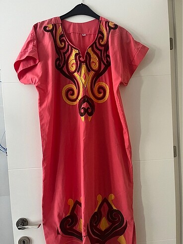 Kırmızı desenli elbise
