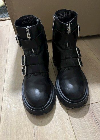 Siyah Deri Goth Tokalı Kadın Botları - Görsel 2