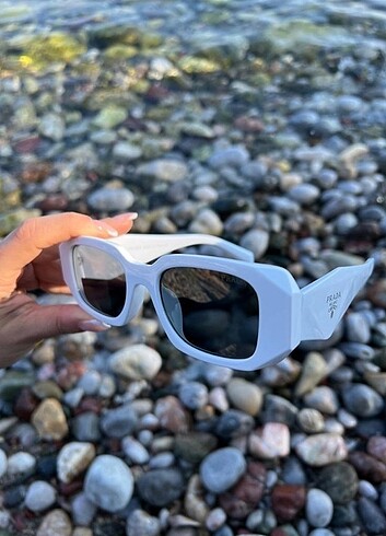 Prada Beyaz Çerçeve Kadın Güneş Gözlüğü