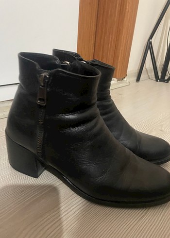 38 Beden Siyah Deri Topuklu Kadın Bot