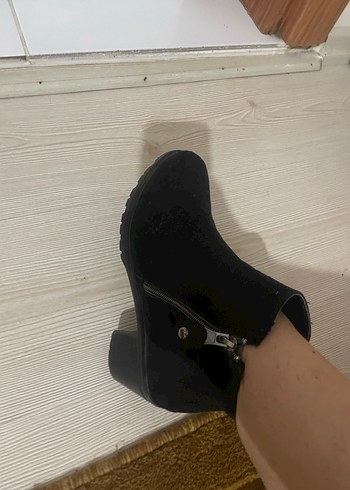 Tokalı Siyah Blok Topuklu Kadın Bot