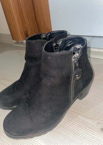 37 Beden Tokalı Siyah Blok Topuklu Kadın Bot