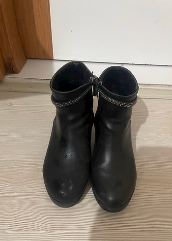 Siyah Deri Kemerli Dolgu Topuklu Kadın Bot