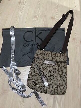 Calvin Klein postacı çantası