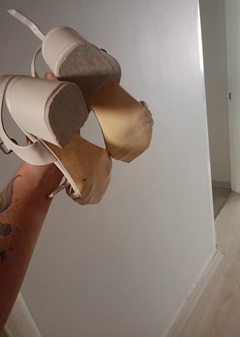 39 Beden Bej Bantlı Topuklu Kadın Sandalet