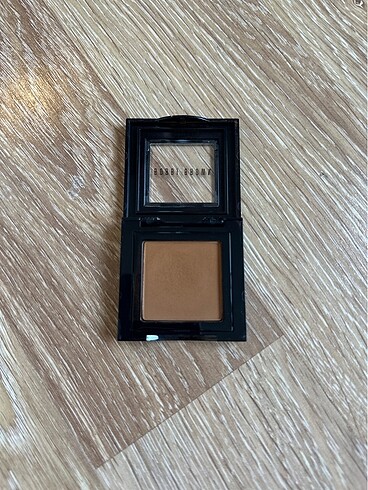 Beden Bobbi Brown tekli far