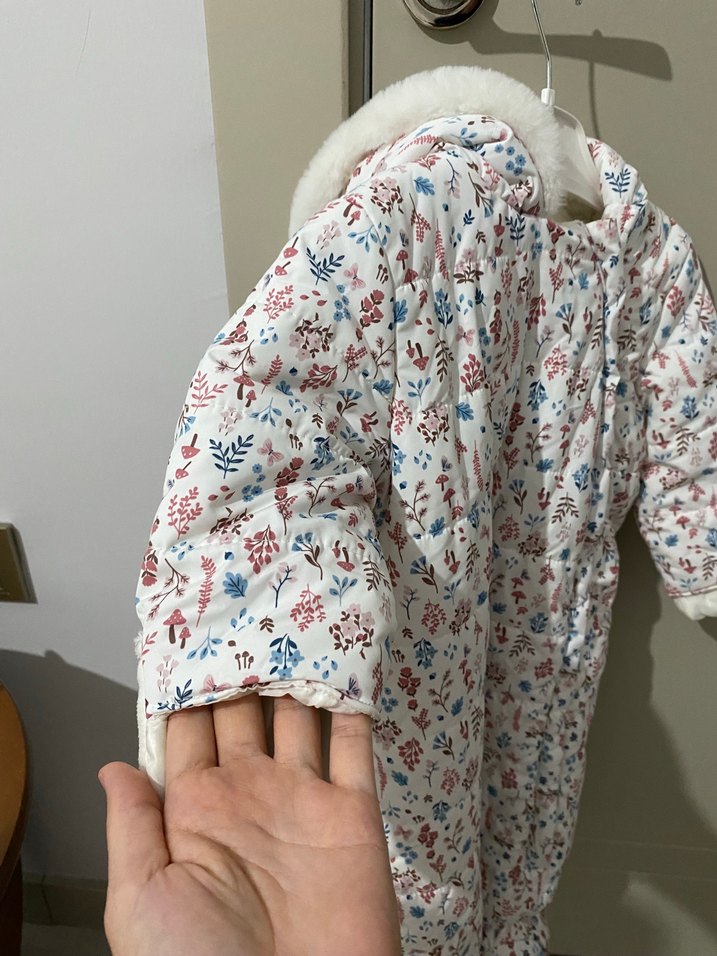 Kız Bebek Beyaz Desenli Kürklü Tulum - Görsel 4