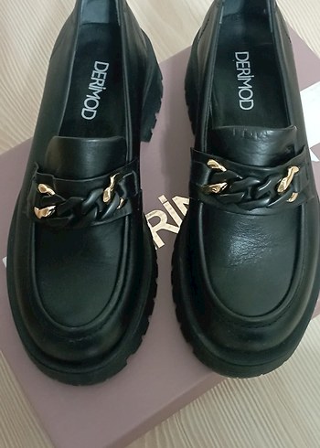 DERIMOD Zincir Detaylı Siyah Deri Kadın Loafer