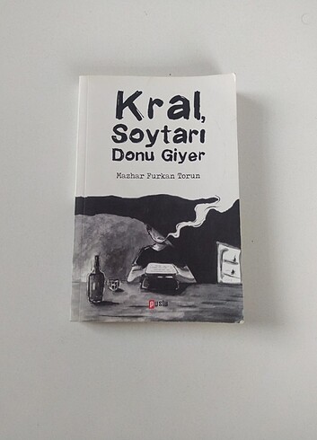 Kral, soytarı donu giyer