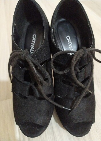 35 Beden siyah Renk Nubuk iki kere kullanılmış bı ayakkabı yeni ve çok rahat.