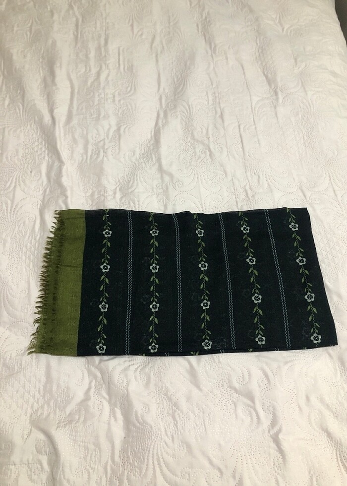 yeşil papatyalı siyah başörtü tesettür  - Görsel 2