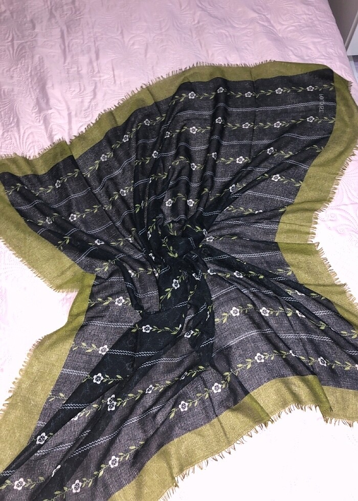 yeşil papatyalı siyah başörtü tesettür  - Görsel 3