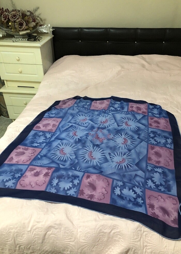 Mavi ve mor renkli başörtü tesettür  - Görsel 4