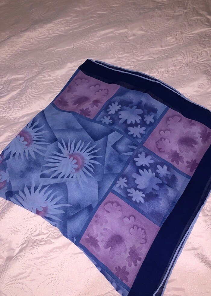 Mavi ve mor renkli başörtü tesettür  - Görsel 2