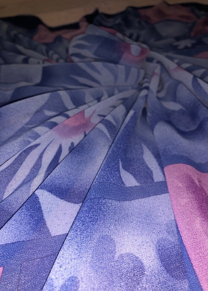 Mavi ve mor renkli başörtü tesettür  - Görsel 5