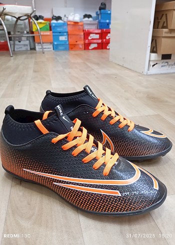 Turuncu Bağcıklı Erkek Futbol Ayakkabısı