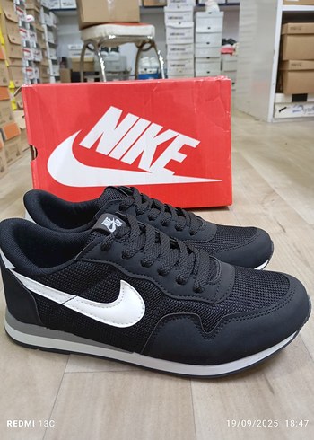 Nike Siyah Bağcıklı KadınSpor Ayakkabı