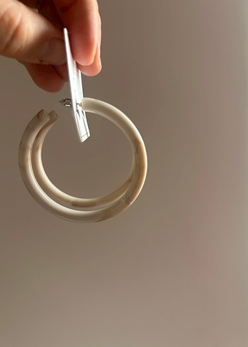 Bej Kemik Halka Küpe - Görsel 3