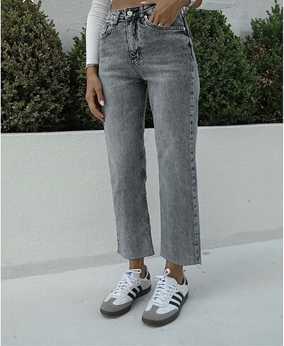 Gri Yıkamalı Boy Fit Kesik Paça Jean