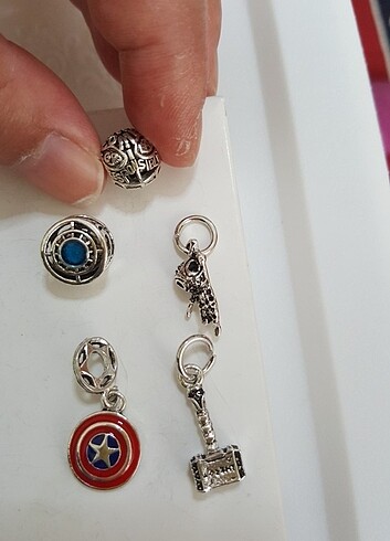  Beden YENİ,ETİKETLİ MARVEL SERİSİ PANDORA CHARMLAR.