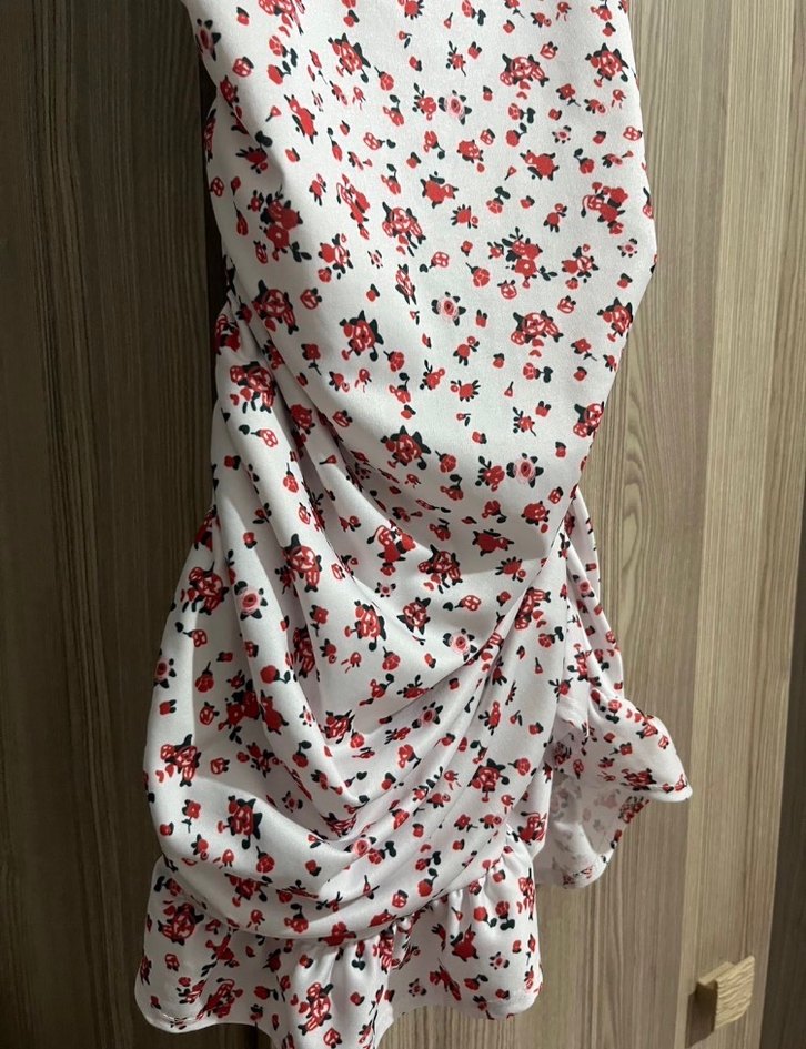 Çiçek Desenli Drapeli Beyaz Midi Elbise - Görsel 3