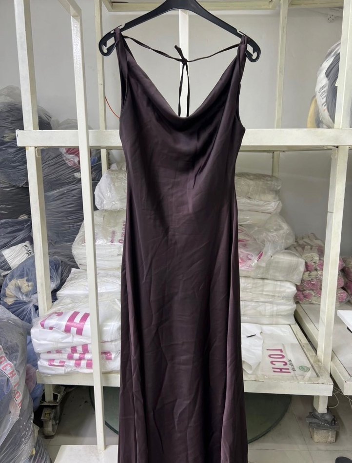 Kahverengi Saten Uzun V Yaka Elbise - Görsel 3