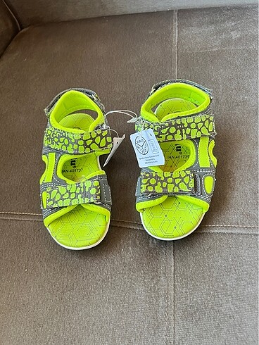 Etiketli erkek çocuk sandalet