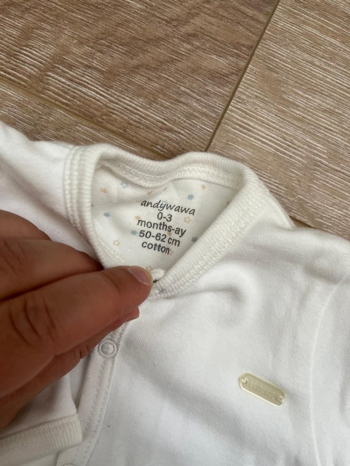 Bebek Erkek Beyaz Düğmeli Hastane Kıyafeti - Görsel 2