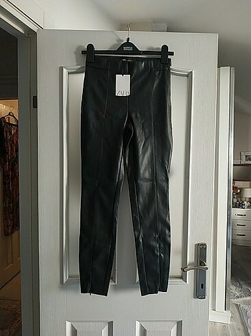 Zara markalı siyah deri pantolon
