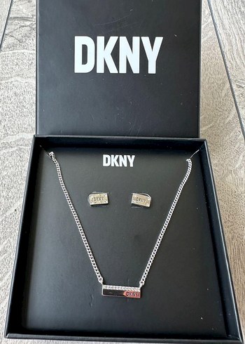 DKNY Kolye ve Küpe Takı Seti