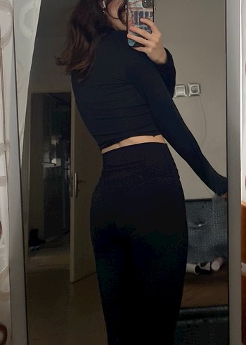 Uzun Kollu Siyah Crop Top Yırtmaçlı - Görsel 2