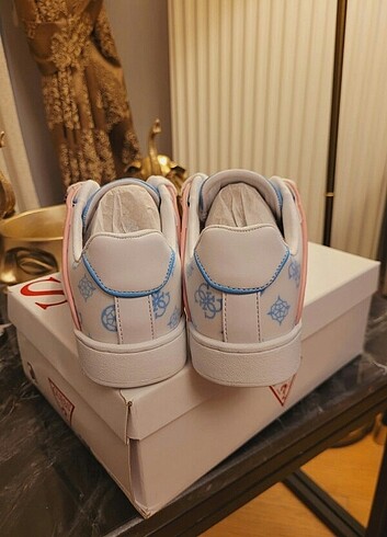 38 Beden beyaz Renk ORIJINAL FATURALI GUESS SNEAKER