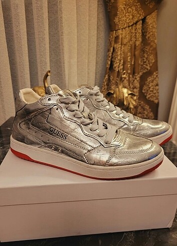 LAME GÜMÜŞ GUESS SNEAKER 