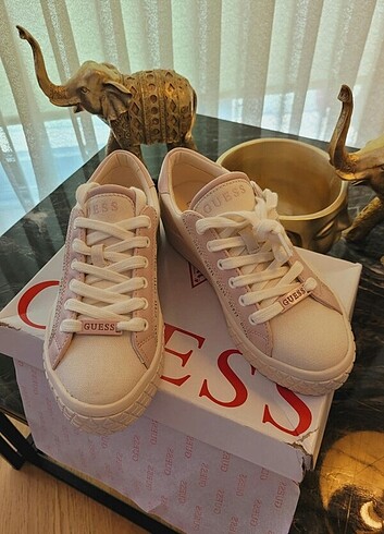 38 Beden beyaz Renk ORIJINAL FATURALI GUESS SNEAKER