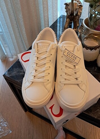 37 Beden beyaz Renk ORIJINAL GUESS HAKİKİ DERİ SNEAKER