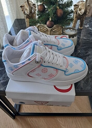 37 Beden beyaz Renk ORIJINAL GUESS SNEAKER