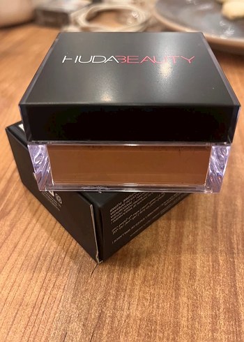 Huda Beauty Easy Bake Gevşek Pudra 20g - Görsel 2